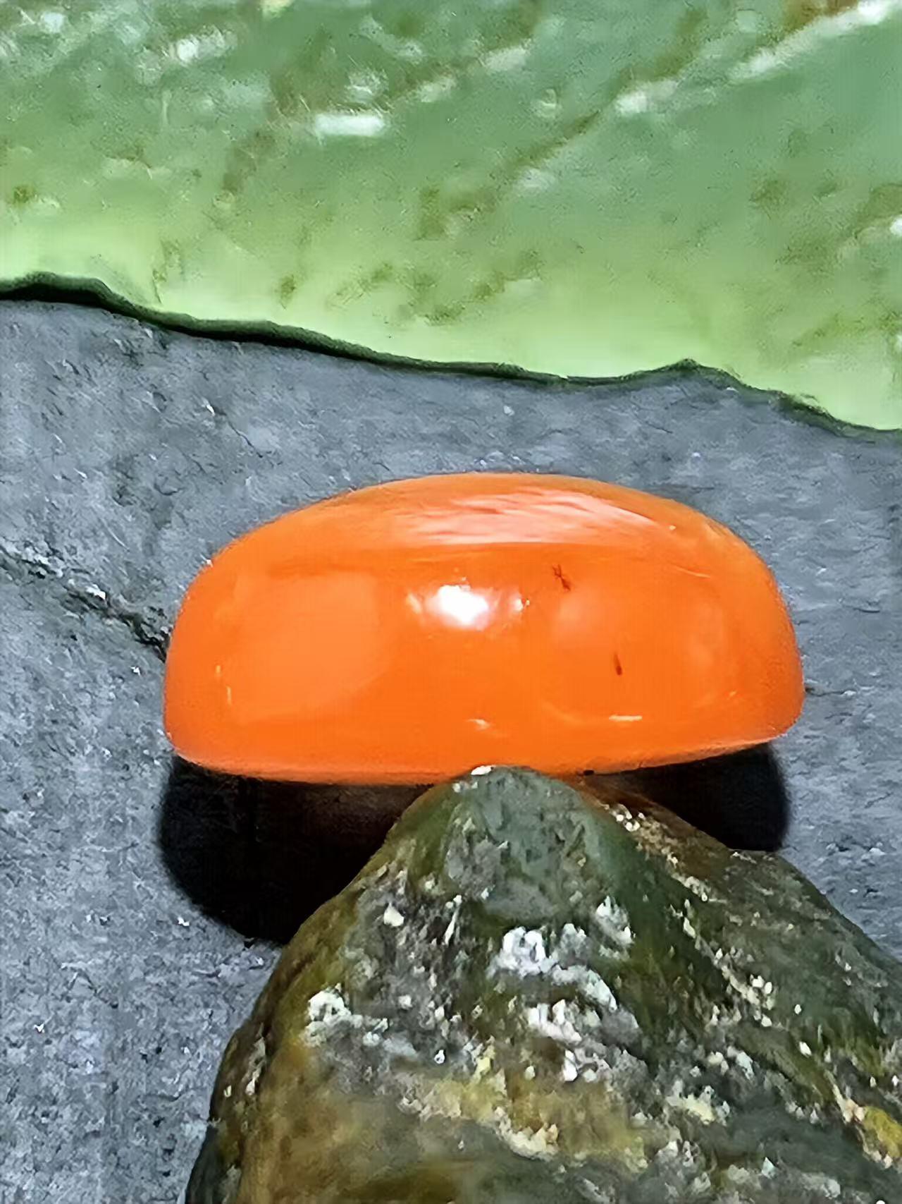 精美联合料樱桃红朱砂点南红玛瑙戒面一个，