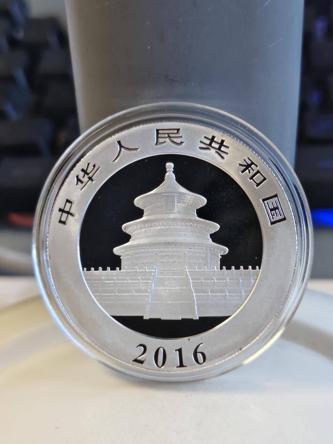 第165期拍卖【长期征集拍品】 中国2016年熊猫镶嵌南丹陨石30克彩色纪念银币，999银，30克，发行量1000枚，原价850