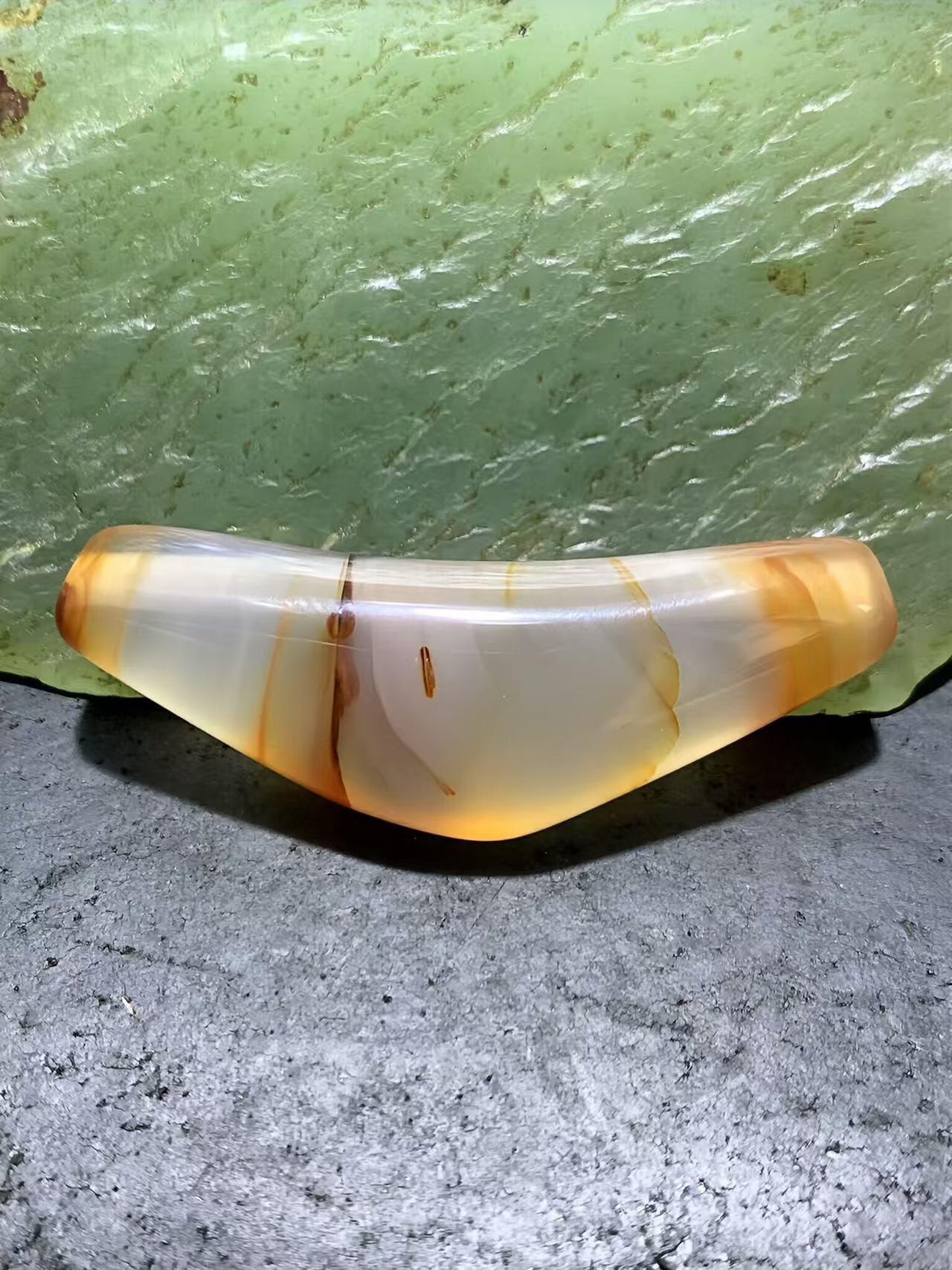 精美高玉化冻料缠丝玛瑙锁骨坠，（牛角珠）一颗，