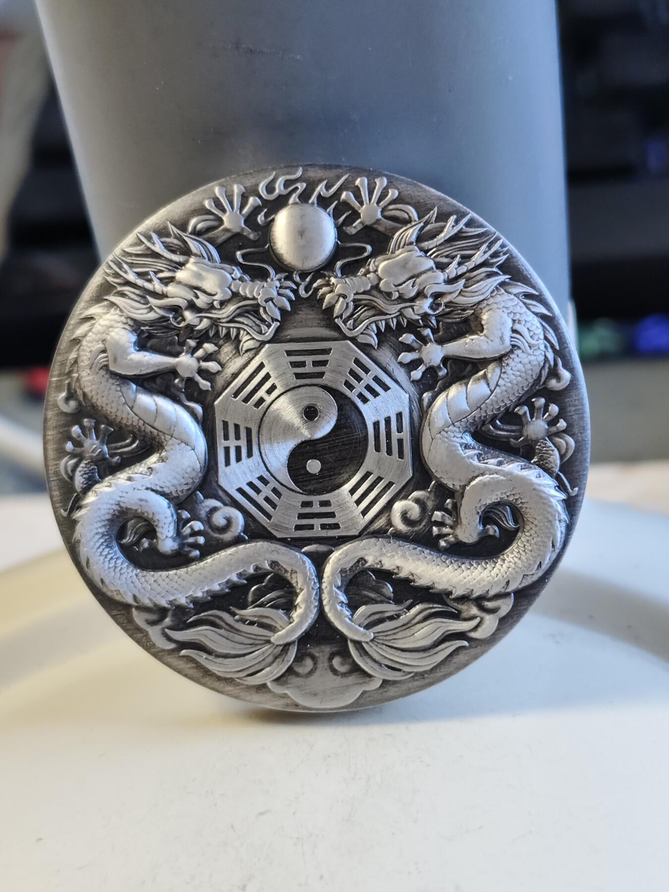 第165期拍卖【长期征集拍品】 图瓦卢2019年双龙戏珠阴阳八卦2盎司纪念银币，证书签字版本（证书前50号都是设计师亲笔签名），9999银，发行888枚，原价1980