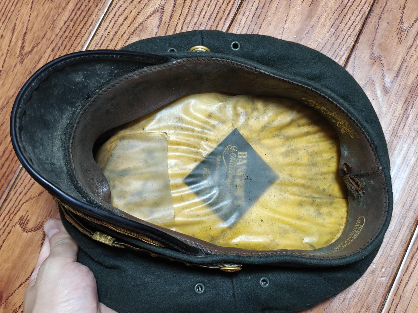 世界精品徽章拍卖～盛夏专场 有轻微发霉的刺绣版美陆军军帽一枚，韩战时期版，金属件全部完好，帽子的主人是美第三步兵师第七步兵连的工兵连连长尤金。里佐中尉，参加了长津湖战役，最后一张照片补充一下帽子主人的纸片，尤金里佐中校，最后此人退役时的军衔，当时的服役单位是驻欧洲美军部队。