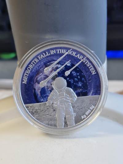 第165期拍卖【长期征集拍品】 - 喀麦隆2023年落在太阳系的陨石彩色镶嵌纪念银币，999银，8克，发行量300枚