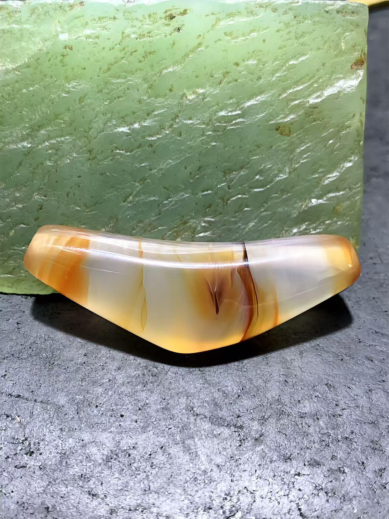 精美高玉化冻料缠丝玛瑙锁骨坠，（牛角珠）一颗，