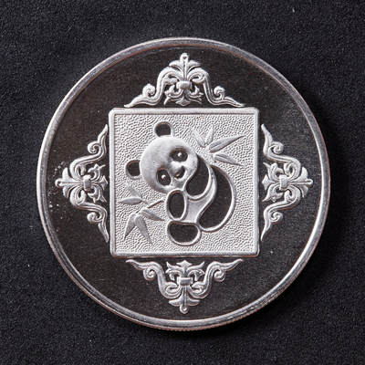 【俄甄集藏】俄甄精品拍卖“柳月疏影”-2025年(041) 07-16星期三晚 19:30 全场包邮 - 中国1984年纪念第三届香港钱币展览会熊猫1盎司精制大银章，重量：1盎司，直径:38.6mm，99.9%银，发行量：1000枚，底板有丝痕