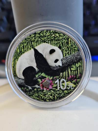 第165期拍卖【长期征集拍品】 - 中国2016年熊猫镶嵌南丹陨石30克彩色纪念银币，999银，30克，发行量1000枚