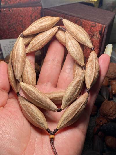 苏工核雕放漏价 - 苏工核雕，天然老油核超长柳叶素串，个性，与众不同，尺寸1。4x4.45好玩又立体，喜欢的来