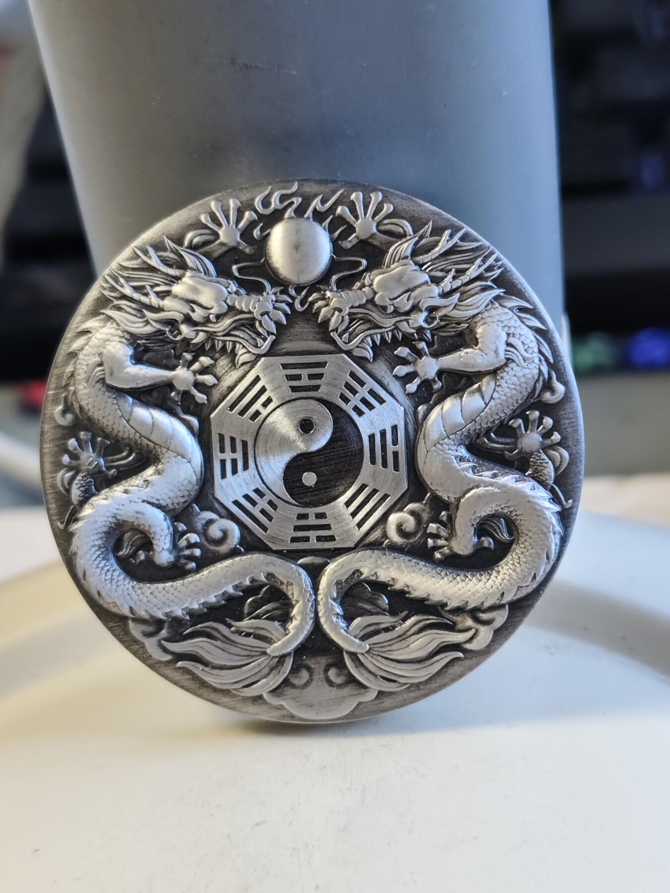 第165期拍卖【长期征集拍品】 图瓦卢2019年双龙戏珠阴阳八卦2盎司纪念银币，证书签字版本（证书前50号都是设计师亲笔签名），9999银，发行888枚，原价1980