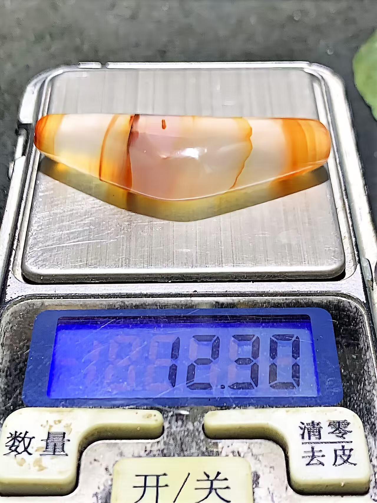 精美高玉化冻料缠丝玛瑙锁骨坠，（牛角珠）一颗，