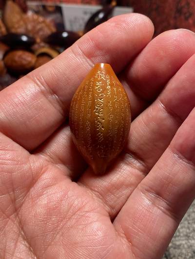 苏工核雕放漏价 - 福利苏工核雕，纯手工雕刻，四花梅林核，般若，双面满工，等待有缘人，尺寸2。25x3.95喜欢的来