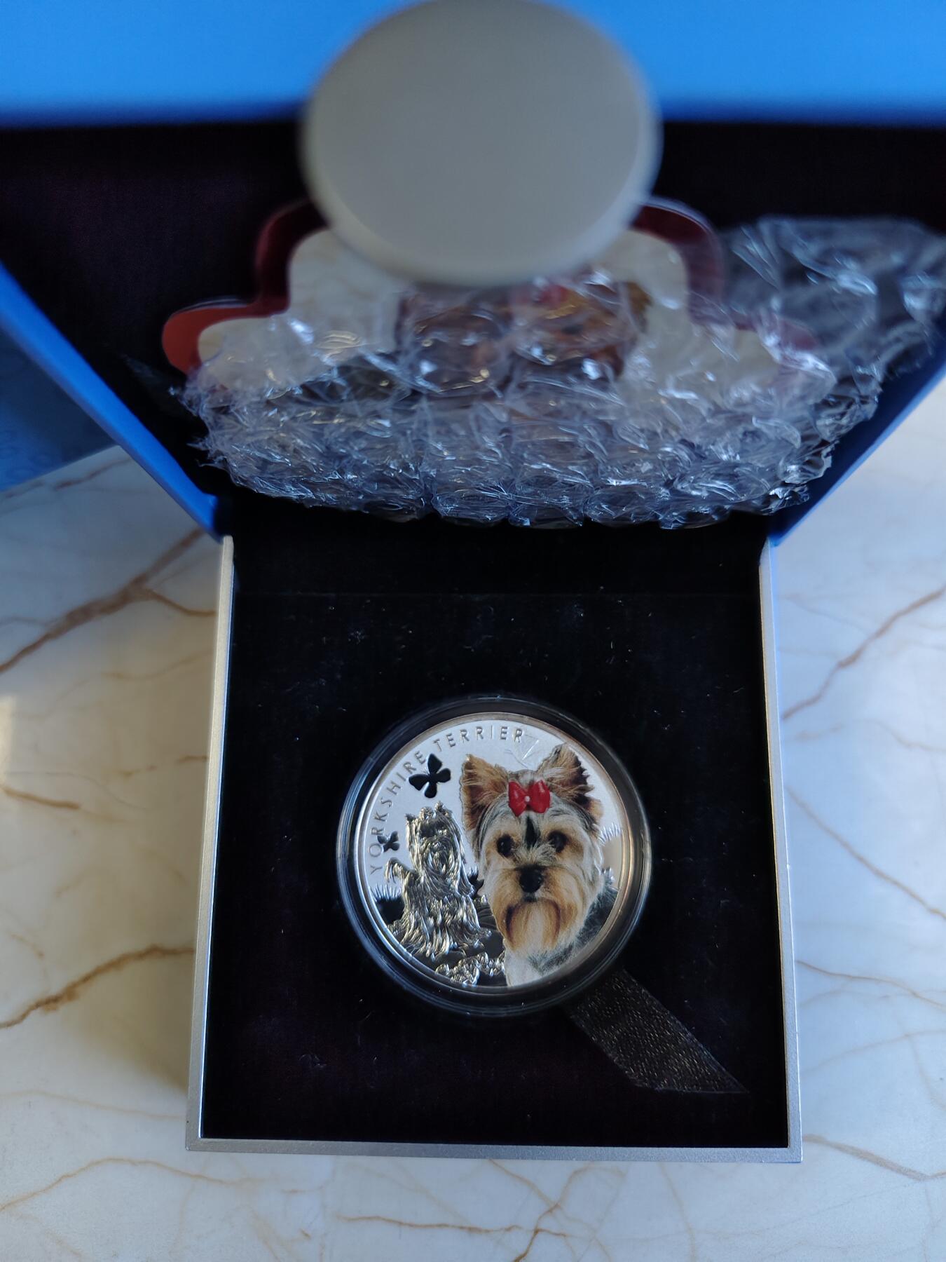 第165期拍卖【长期征集拍品】 纽埃2014年人类的好朋友系列约克夏犬彩色纪念银币，999银，17.5克，发行1500枚，原价450