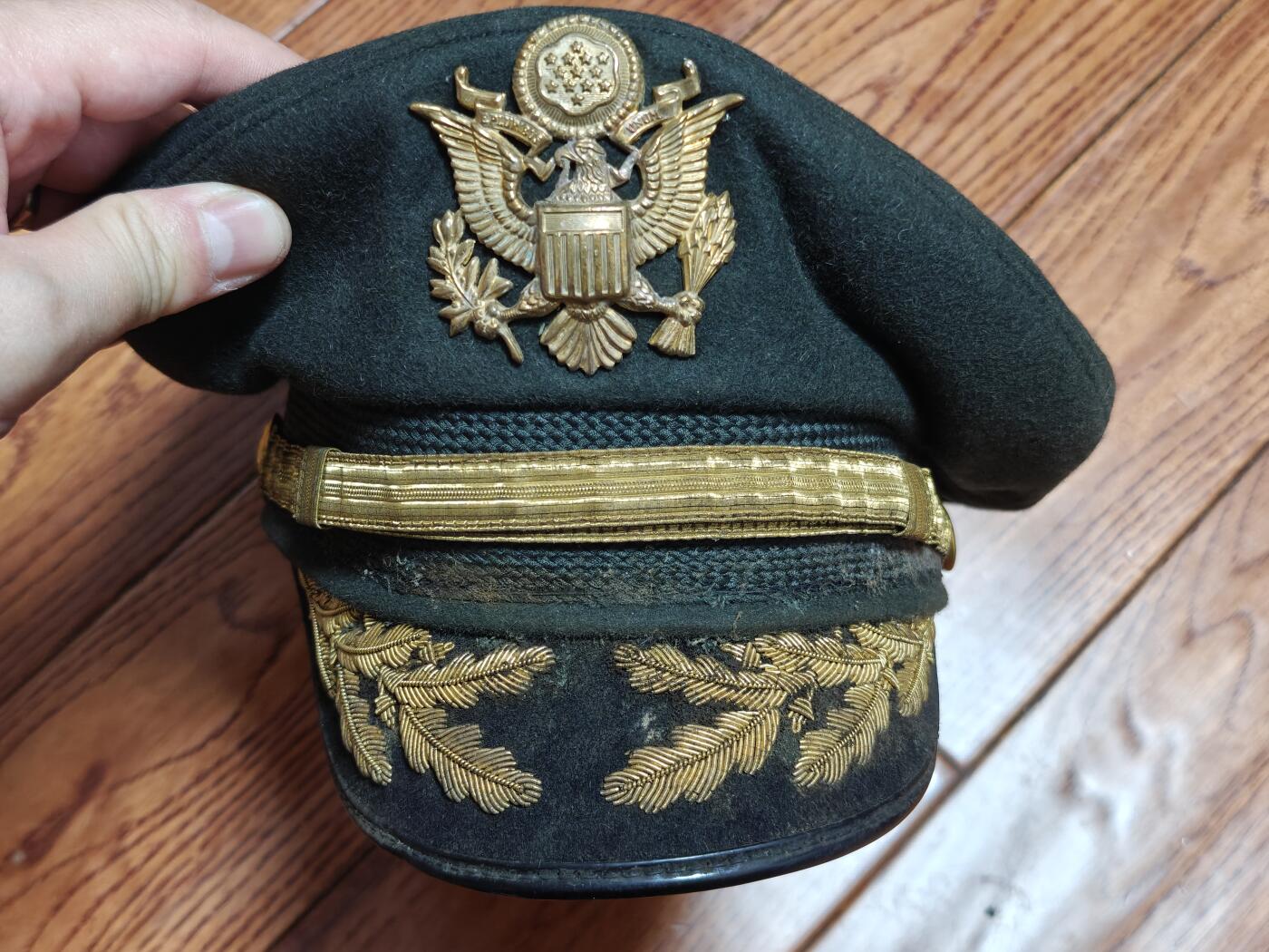 世界精品徽章拍卖～盛夏专场 有轻微发霉的刺绣版美陆军军帽一枚，韩战时期版，金属件全部完好，帽子的主人是美第三步兵师第七步兵连的工兵连连长尤金。里佐中尉，参加了长津湖战役，最后一张照片补充一下帽子主人的纸片，尤金里佐中校，最后此人退役时的军衔，当时的服役单位是驻欧洲美军部队。
