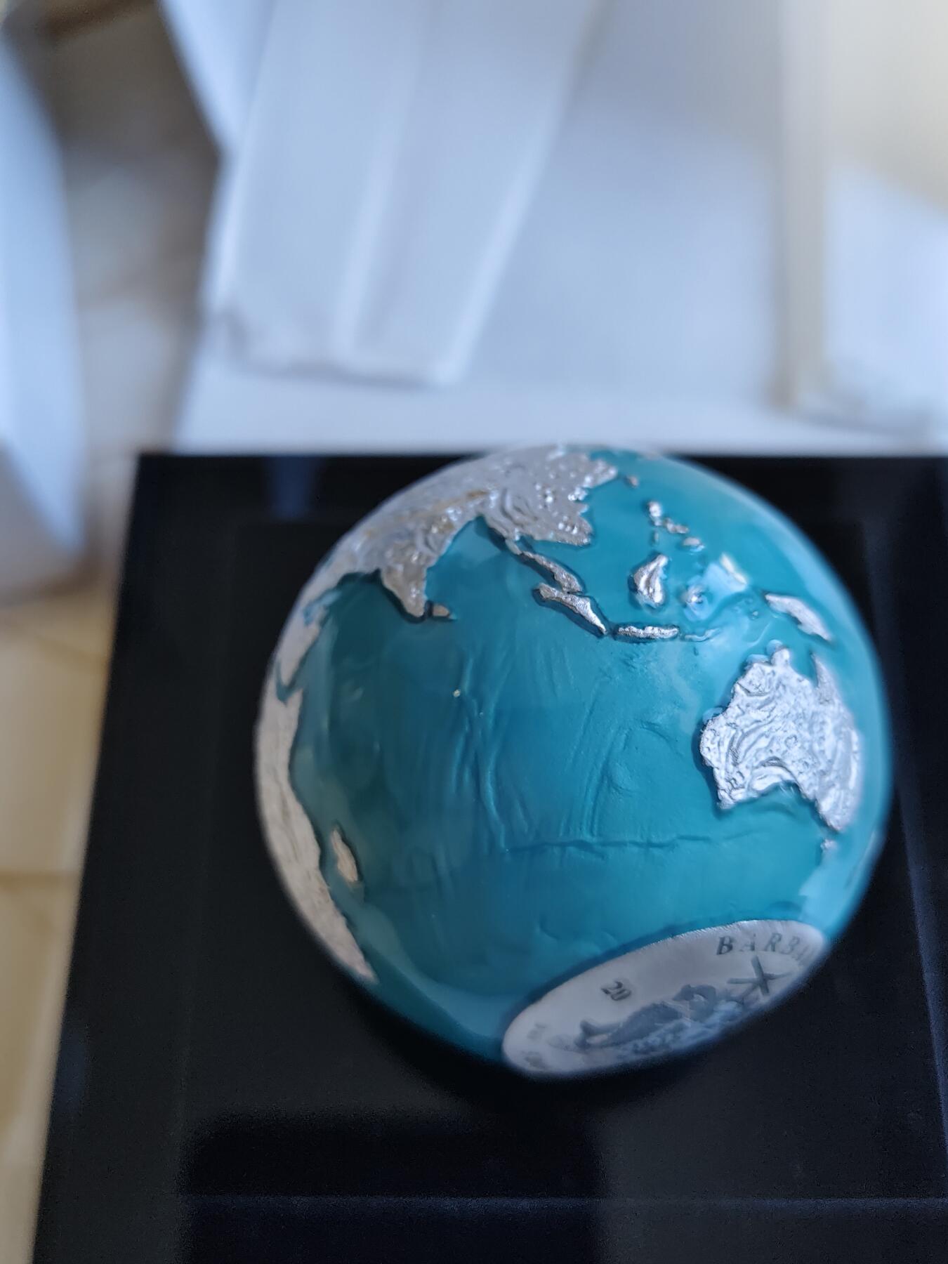 第165期拍卖【长期征集拍品】 巴巴多斯2022年外星撞击地球镶嵌陨石珐琅彩银币，999银，发行999枚，原价4850
