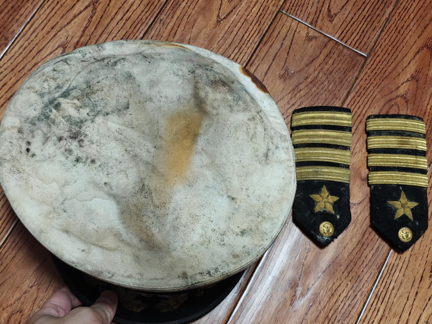世界精品徽章拍卖～盛夏专场 刺绣版美海军军帽及简章一副，发霉状态不佳，需要清理，金属件都是完好的，这套东西的原主人是美海军飞行员的事迹见最后一张图，是他驾驶着他的PV2反潜轰炸机第一个发现了被鬼子潜艇击沉的印第安纳波利斯号巡洋舰