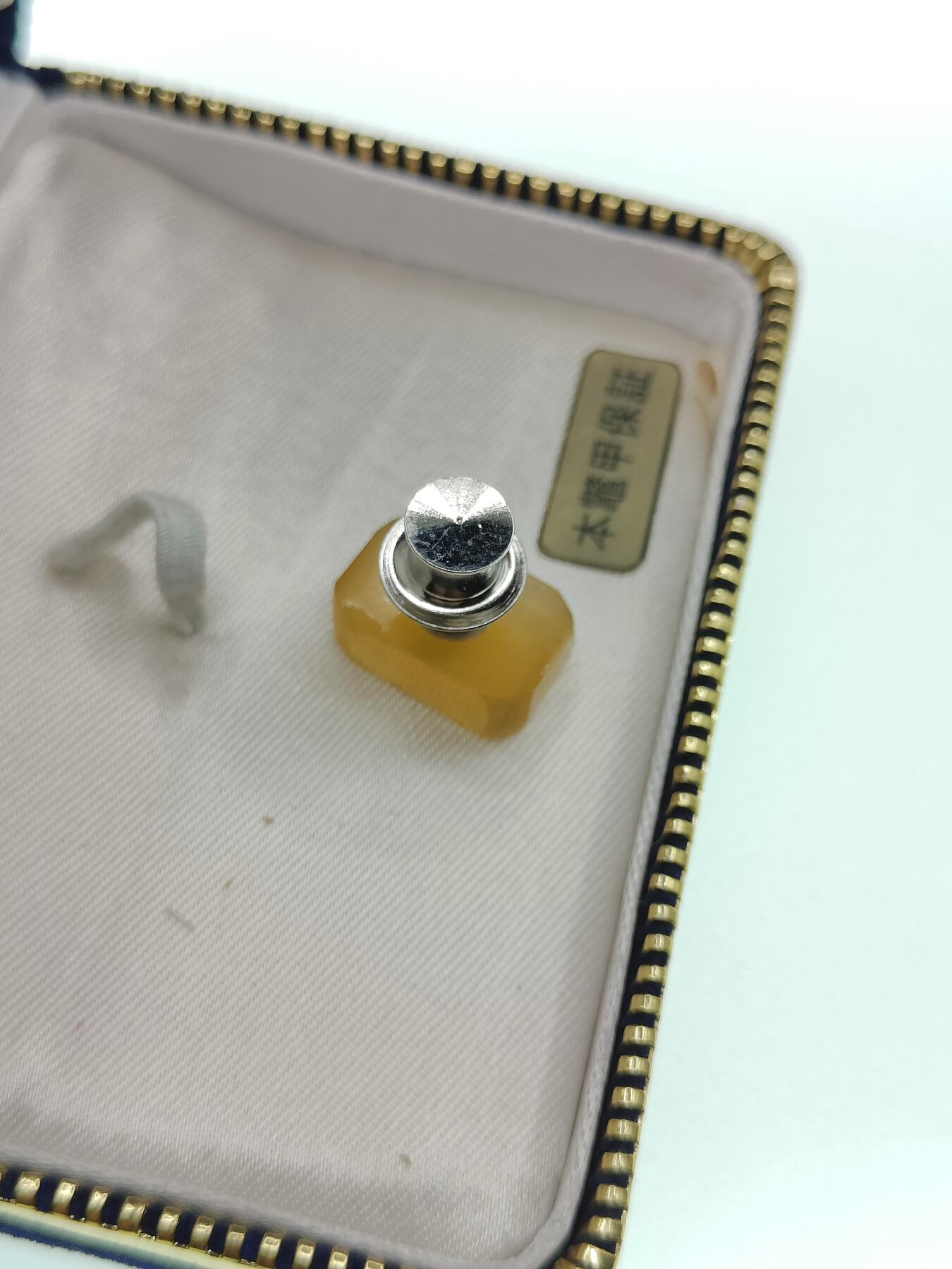 0元起拍勋章 第274期 咸鱼国勋章拍卖专场 7月6日（周日）下午6：00开始 日本中古蛋白质宝石胸针带盒