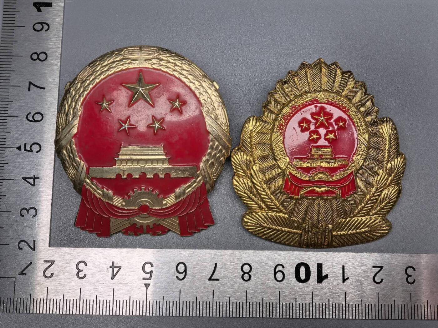 小驴勋章奖章收藏7月5日星期六晚18点拍卖（有偿代拍送拍规则在简介最后，参拍须阅读规则后再参拍，关系到运费包装发货时效真假辨别等关键信息，个人微信码在最后一个拍品） 工商的帽徽一对