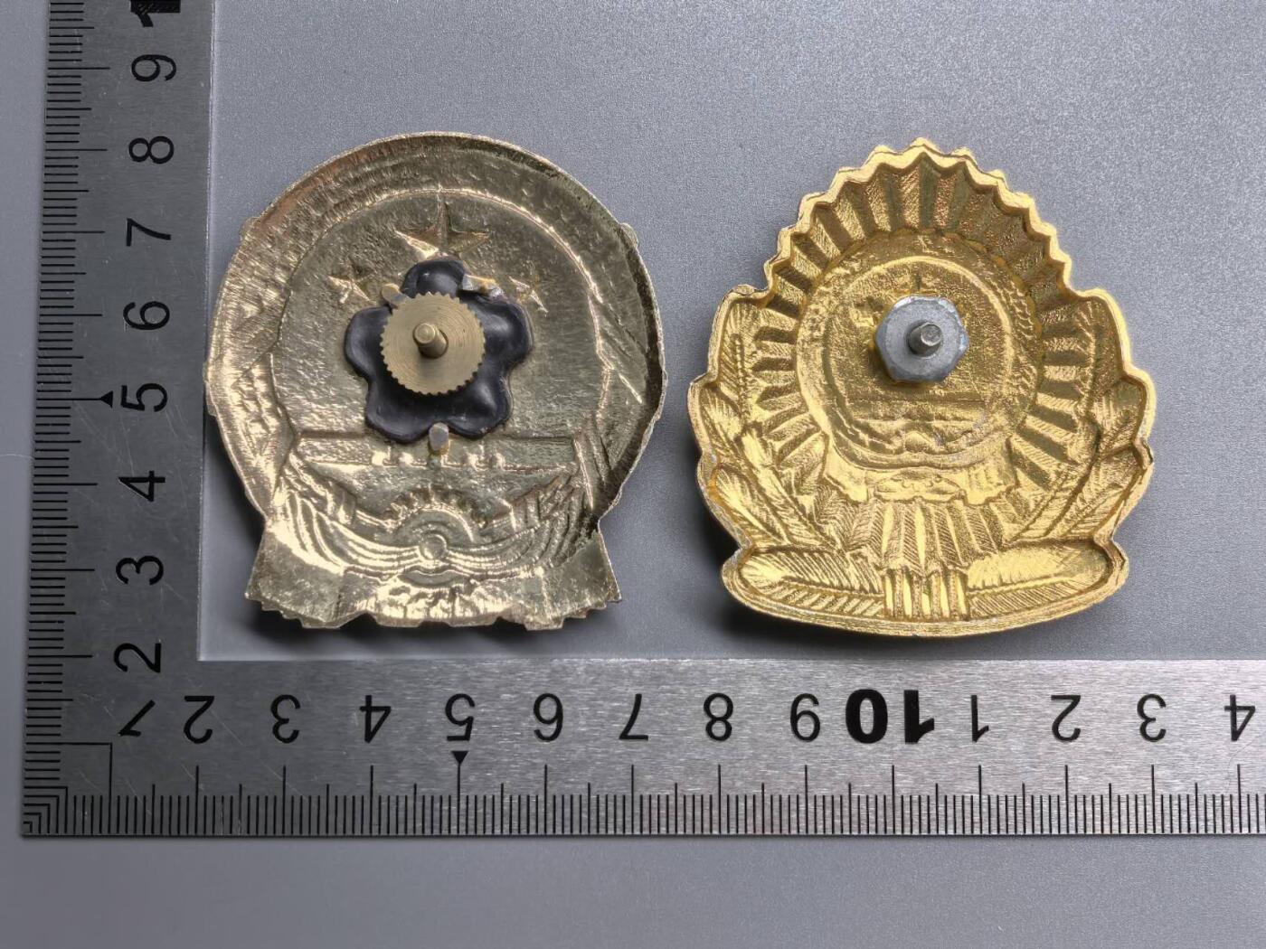 小驴勋章奖章收藏7月5日星期六晚18点拍卖（有偿代拍送拍规则在简介最后，参拍须阅读规则后再参拍，关系到运费包装发货时效真假辨别等关键信息，个人微信码在最后一个拍品） 工商的帽徽一对
