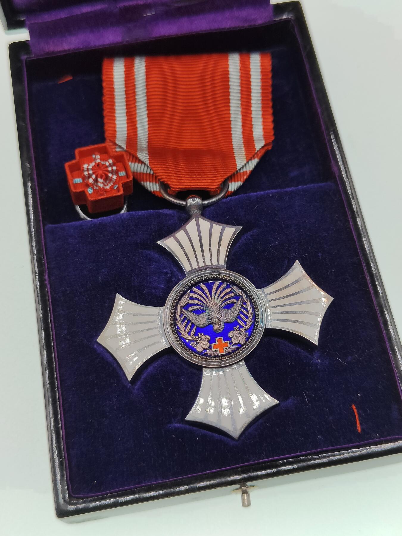 0元起拍勋章 第274期 咸鱼国勋章拍卖专场 7月6日（周日）下午6：00开始 早期纯银制漆木盒 赤十字有功章带盒略