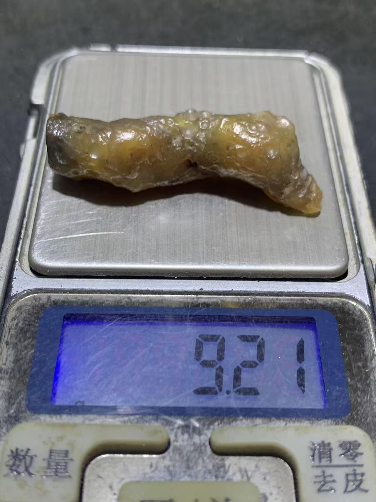 精美阿拉善玛瑙糖心料管状筋脉石原石一颗，