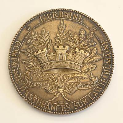 博洋堂世界钱币拍卖第129期（全场包邮） 法国巴黎城市人事保险公司镀金银章｜原盒在｜60.5mm｜ARGENT银标｜丝绒包浆｜实物精美。此类奖章仅面向公司特定高端客户颁发，市面极为罕见；本枚不仅章体保存极佳，原配盒亦存世稀少，是研究19世纪末—20世纪初法国城市保险制度、工商奖励制度的重要实物资料。