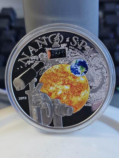 第165期拍卖【长期征集拍品】 - 库克2013年镶嵌纳米芯片宇宙探索精制彩色银币带证书，925银，发行1000枚