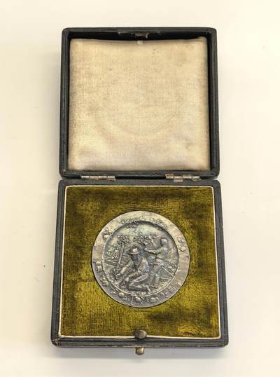 博洋堂世界钱币拍卖第129期（全场包邮） 德国玫瑰园艺协会采花匠银章｜原盒在｜990银标｜浮雕细腻｜目前仅见实物。德国玫瑰美化园艺协会为表彰园艺贡献而授予的纪念银章，配有原装植绒礼盒，整体保存状态极佳，市面目前尚无第二件见报，极具藏家关注价值