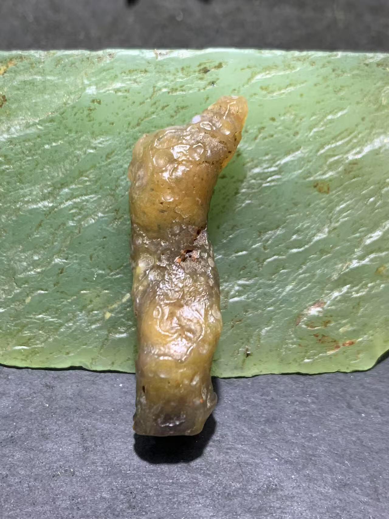 精美阿拉善玛瑙糖心料管状筋脉石原石一颗，