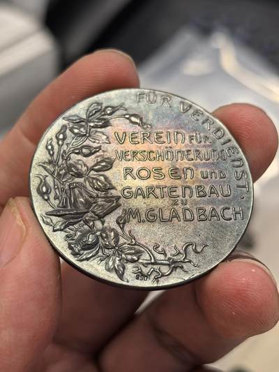 博洋堂世界钱币拍卖第129期（全场包邮） 德国玫瑰园艺协会采花匠银章｜原盒在｜990银标｜浮雕细腻｜目前仅见实物。德国玫瑰美化园艺协会为表彰园艺贡献而授予的纪念银章，配有原装植绒礼盒，整体保存状态极佳，市面目前尚无第二件见报，极具藏家关注价值