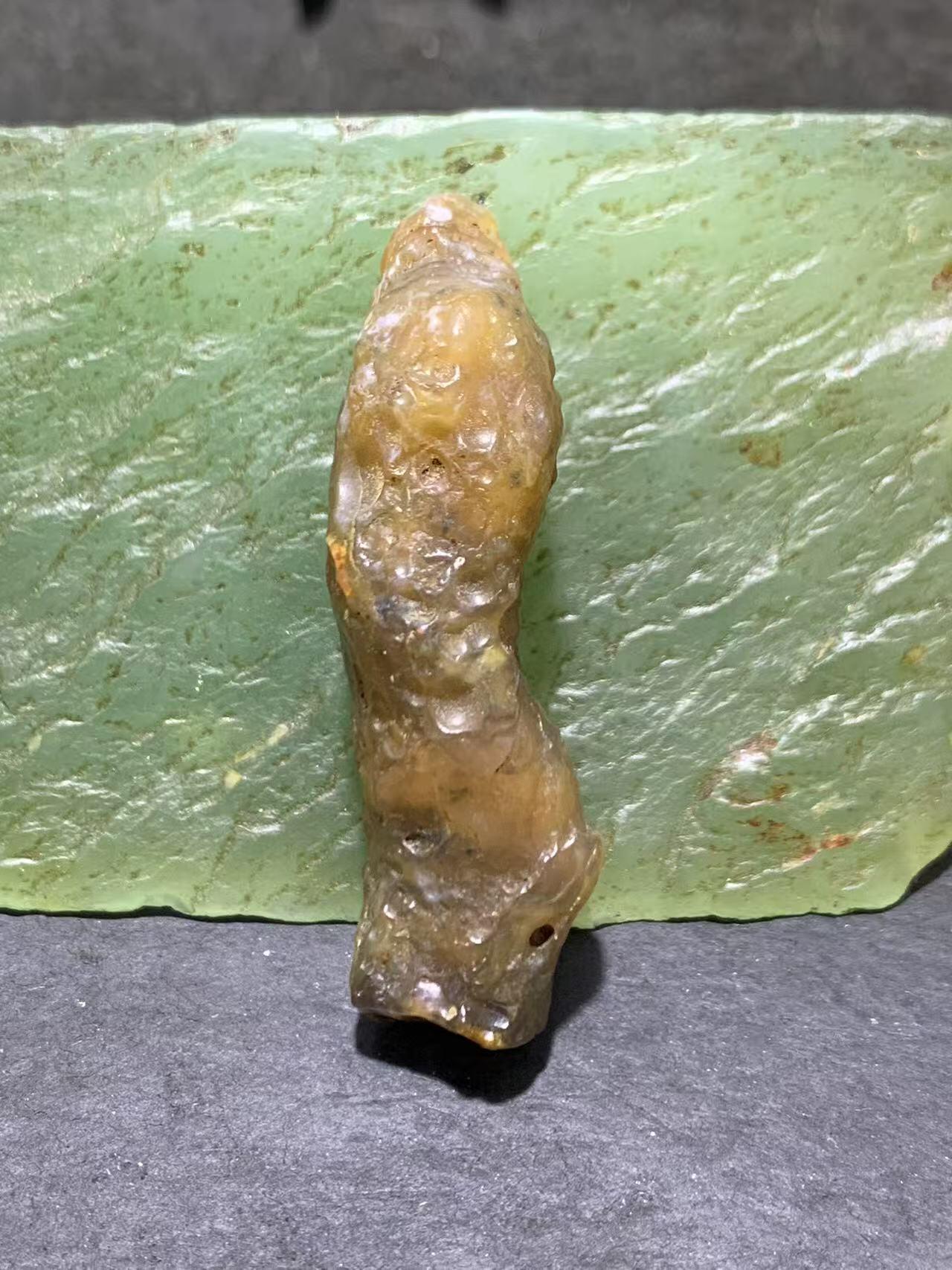 精美阿拉善玛瑙糖心料管状筋脉石原石一颗，