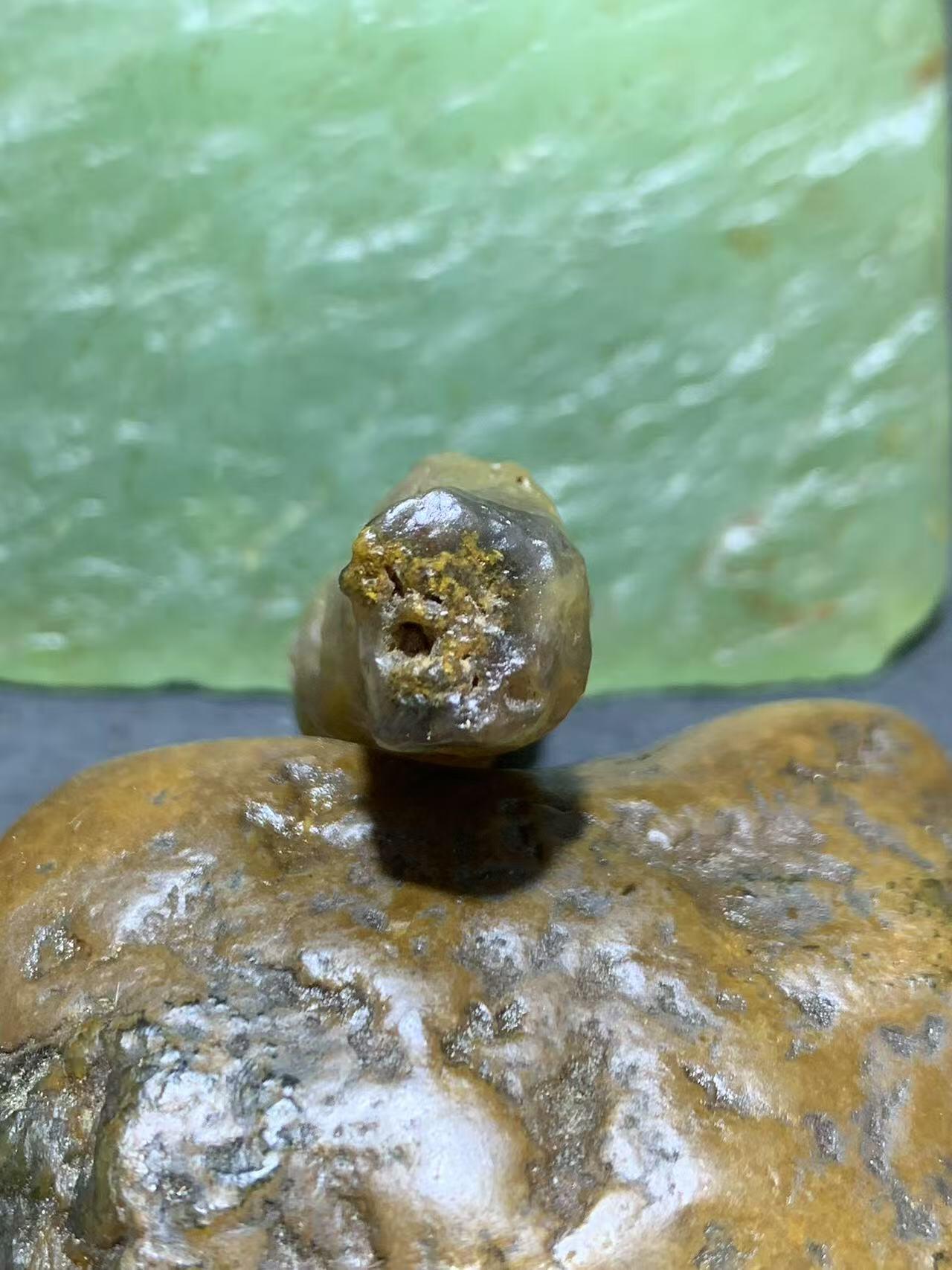 精美阿拉善玛瑙糖心料管状筋脉石原石一颗，