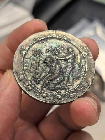 博洋堂世界钱币拍卖第129期（全场包邮） 德国玫瑰园艺协会采花匠银章｜原盒在｜990银标｜浮雕细腻｜目前仅见实物。德国玫瑰美化园艺协会为表彰园艺贡献而授予的纪念银章，配有原装植绒礼盒，整体保存状态极佳，市面目前尚无第二件见报，极具藏家关注价值