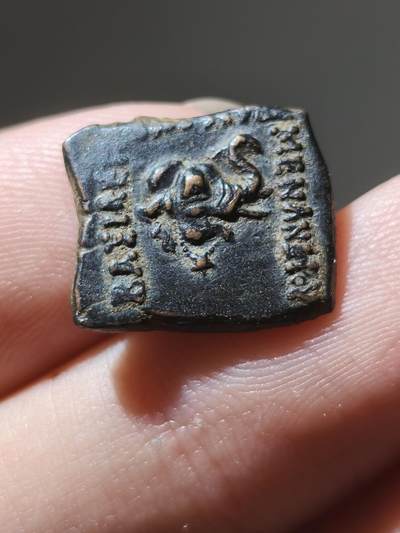 7.15星盘世界钱币古典精品专场，牢孙严选 - 极品！印度希腊米南德一世小象铜币，正面是希腊文和象头，背面是切卢文和大力神赫拉克勒斯的狼牙棒，这一枚是我所见艺术性最高，最漂亮的，铭文清晰米南德这个特别清楚了