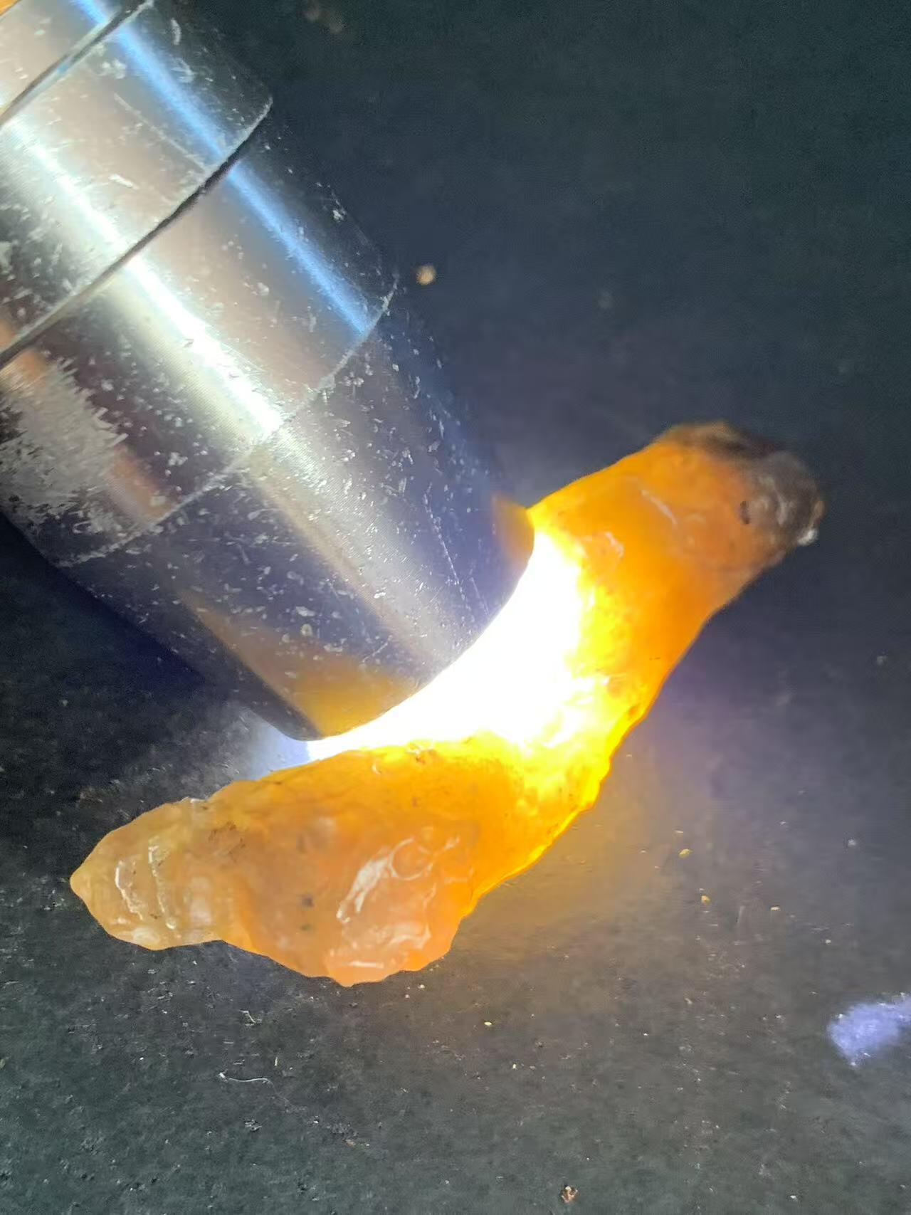 精美阿拉善玛瑙糖心料管状筋脉石原石一颗，