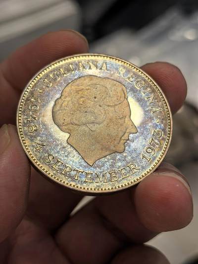 博洋堂世界钱币拍卖第129期（全场包邮） 1973年荷兰朱莉安娜女王登基25周年纪念银币｜精制版｜25克银｜原盒在｜镜面底板五彩包浆｜发行量仅10万枚级别。银质币面保留出厂镜面底板，经过半个世纪自然氧化，形成五彩虹光包浆，极具视觉感染力。更附有原配白盒+绒垫内衬，收藏完整度极高。