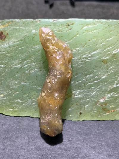 精美阿拉善玛瑙糖心料管状筋脉石原石一颗， - 精美阿拉善玛瑙糖心料管状筋脉石原石一颗，