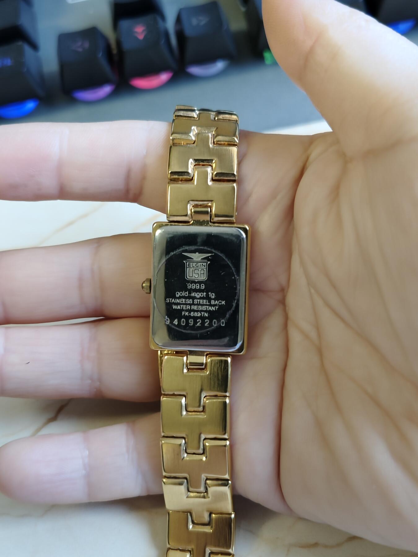 镶嵌1克纯金金条男女士情侣方形石英手表一对，表盘镶嵌钻石。表带为合金，走时正常但需要去表店更换电池，金价大致1535左右