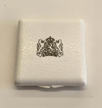 博洋堂世界钱币拍卖第129期（全场包邮） 1973年荷兰朱莉安娜女王登基25周年纪念银币｜精制版｜25克银｜原盒在｜镜面底板五彩包浆｜发行量仅10万枚级别。银质币面保留出厂镜面底板，经过半个世纪自然氧化，形成五彩虹光包浆，极具视觉感染力。更附有原配白盒+绒垫内衬，收藏完整度极高。