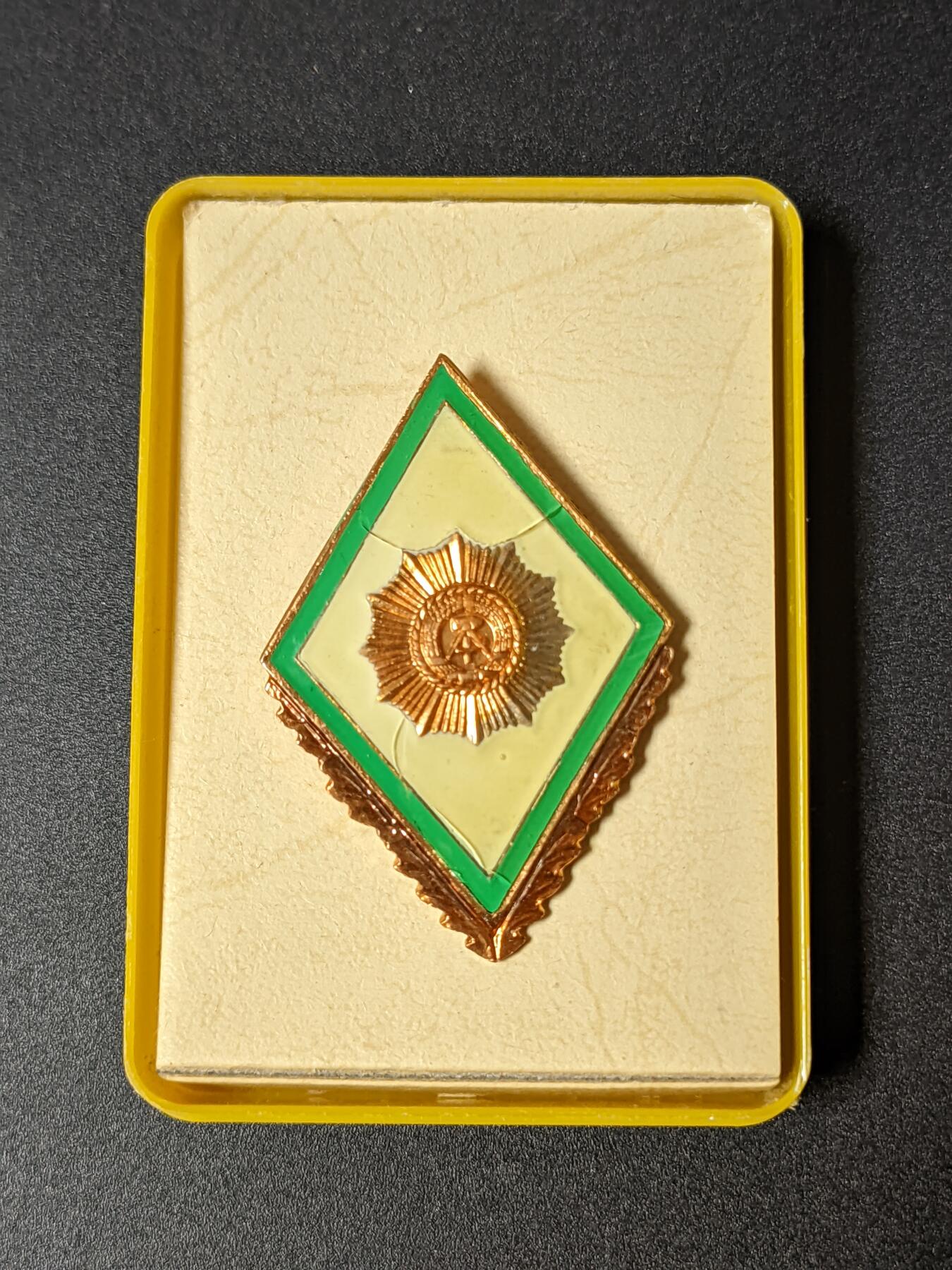 韵星假日拍卖第二十期 -- Rimey Holidays Auction 20 民主德国内务部武装力量警察学院校徽 带原盒 早期转轮