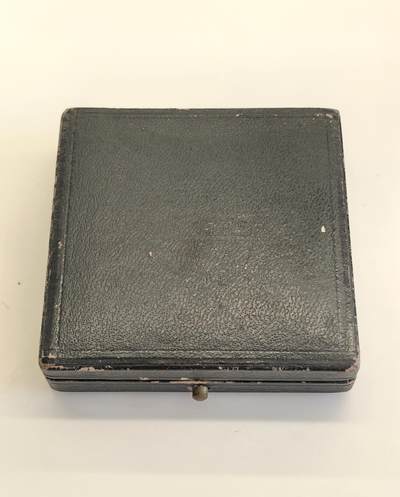 博洋堂世界钱币拍卖第129期（全场包邮） 德国玫瑰园艺协会采花匠银章｜原盒在｜990银标｜浮雕细腻｜目前仅见实物。德国玫瑰美化园艺协会为表彰园艺贡献而授予的纪念银章，配有原装植绒礼盒，整体保存状态极佳，市面目前尚无第二件见报，极具藏家关注价值