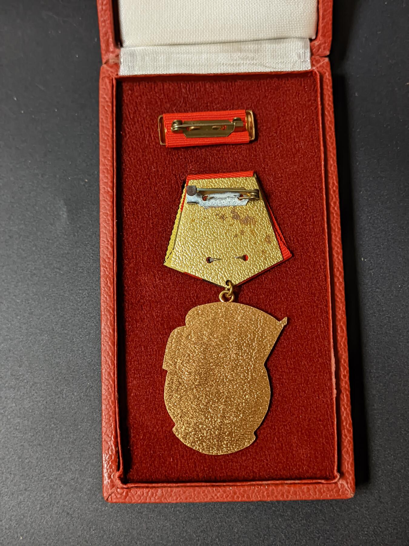韵星假日拍卖第二十期 -- Rimey Holidays Auction 20 民主德国三级劳动红旗勋章 带原盒