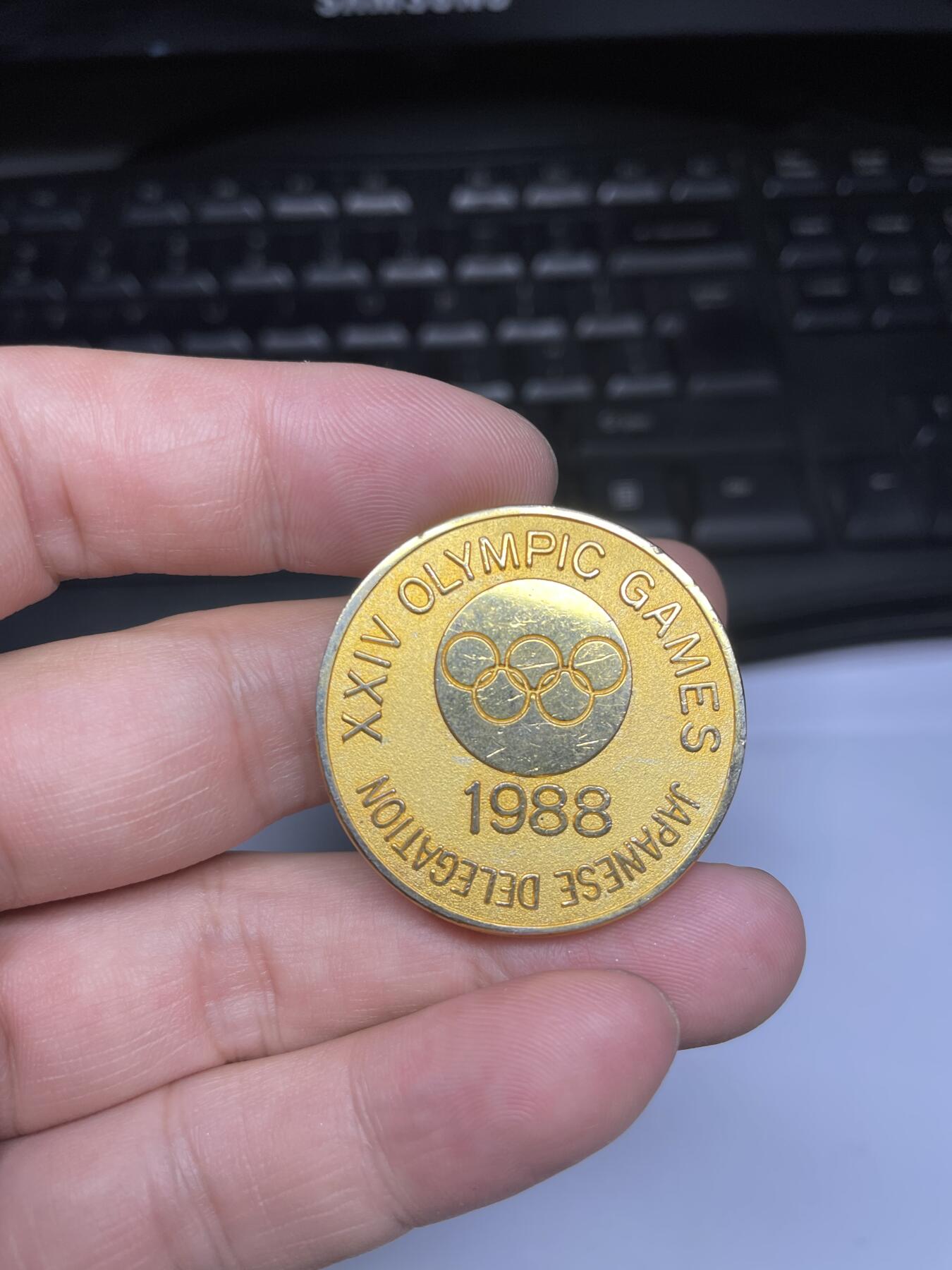 2025年集古藏今外币拍卖第六期-第8场—（总第248拍），可以寄存60天，满160元包邮。 1988年奥运会纪念章，直径34毫米