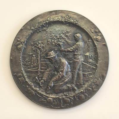 博洋堂世界钱币拍卖第129期（全场包邮） 德国玫瑰园艺协会采花匠银章｜原盒在｜990银标｜浮雕细腻｜目前仅见实物。德国玫瑰美化园艺协会为表彰园艺贡献而授予的纪念银章，配有原装植绒礼盒，整体保存状态极佳，市面目前尚无第二件见报，极具藏家关注价值