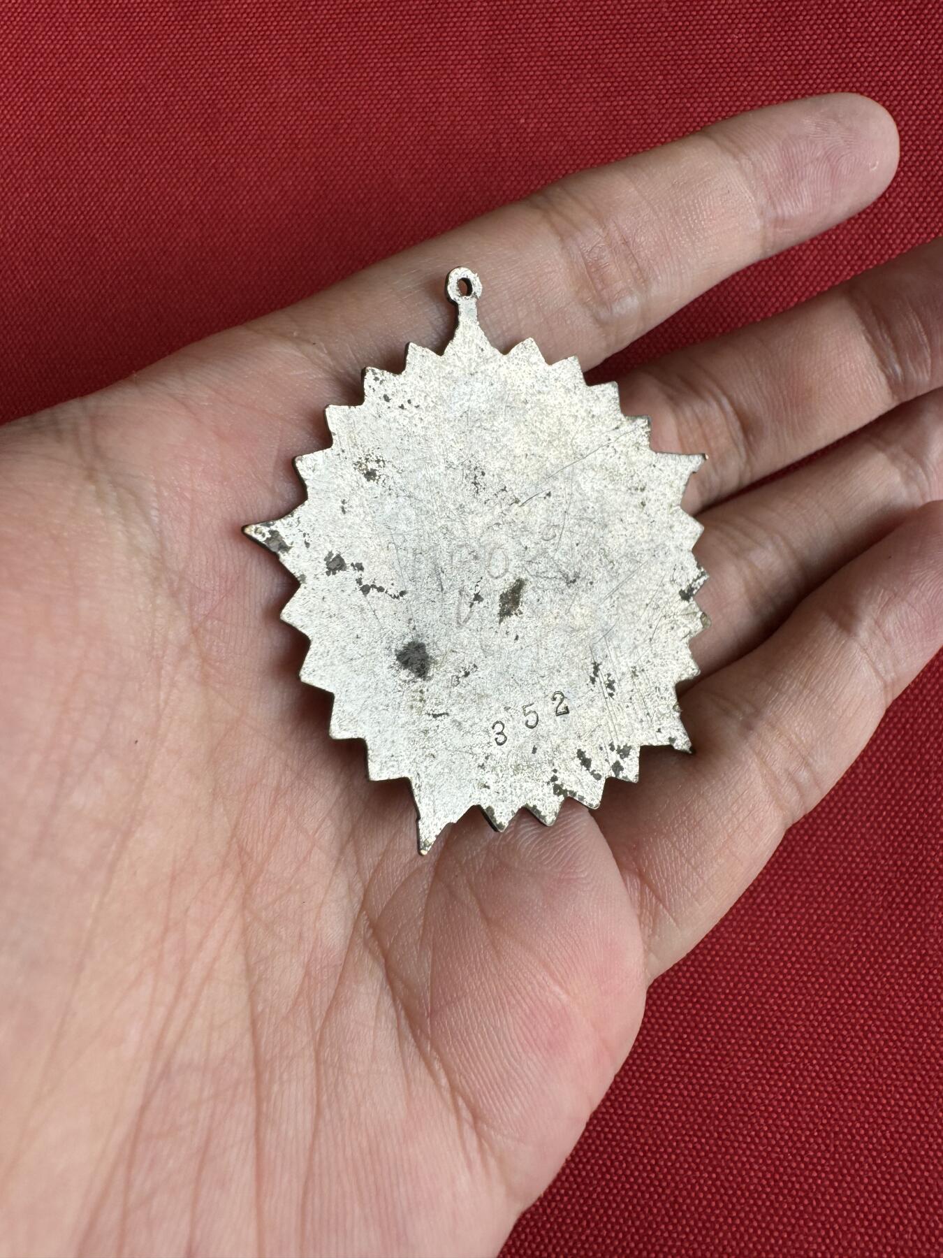 五哥徽章群   3号周四晚上八点4群联拍