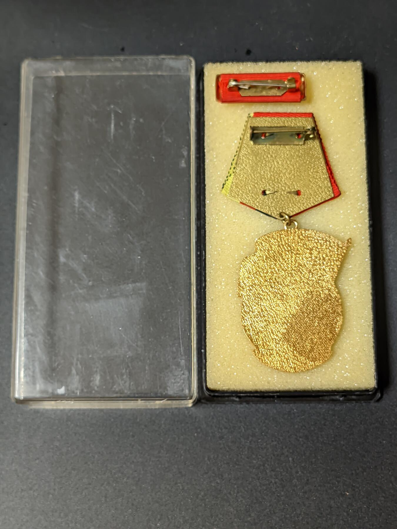 韵星假日拍卖第二十期 -- Rimey Holidays Auction 20 民主德国三级劳动红旗勋章 带盒