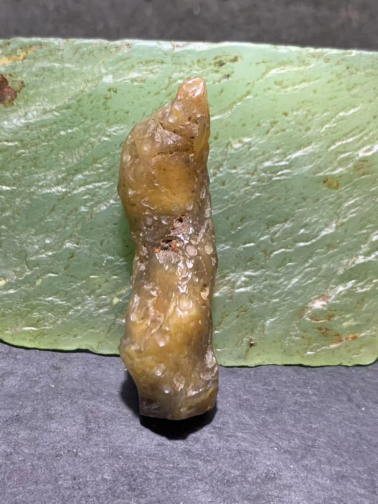 精美阿拉善玛瑙糖心料管状筋脉石原石一颗，
