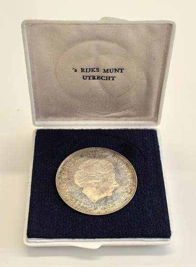 博洋堂世界钱币拍卖第129期（全场包邮） 1973年荷兰朱莉安娜女王登基25周年纪念银币｜精制版｜25克银｜原盒在｜镜面底板五彩包浆｜发行量仅10万枚级别。银质币面保留出厂镜面底板，经过半个世纪自然氧化，形成五彩虹光包浆，极具视觉感染力。更附有原配白盒+绒垫内衬，收藏完整度极高。