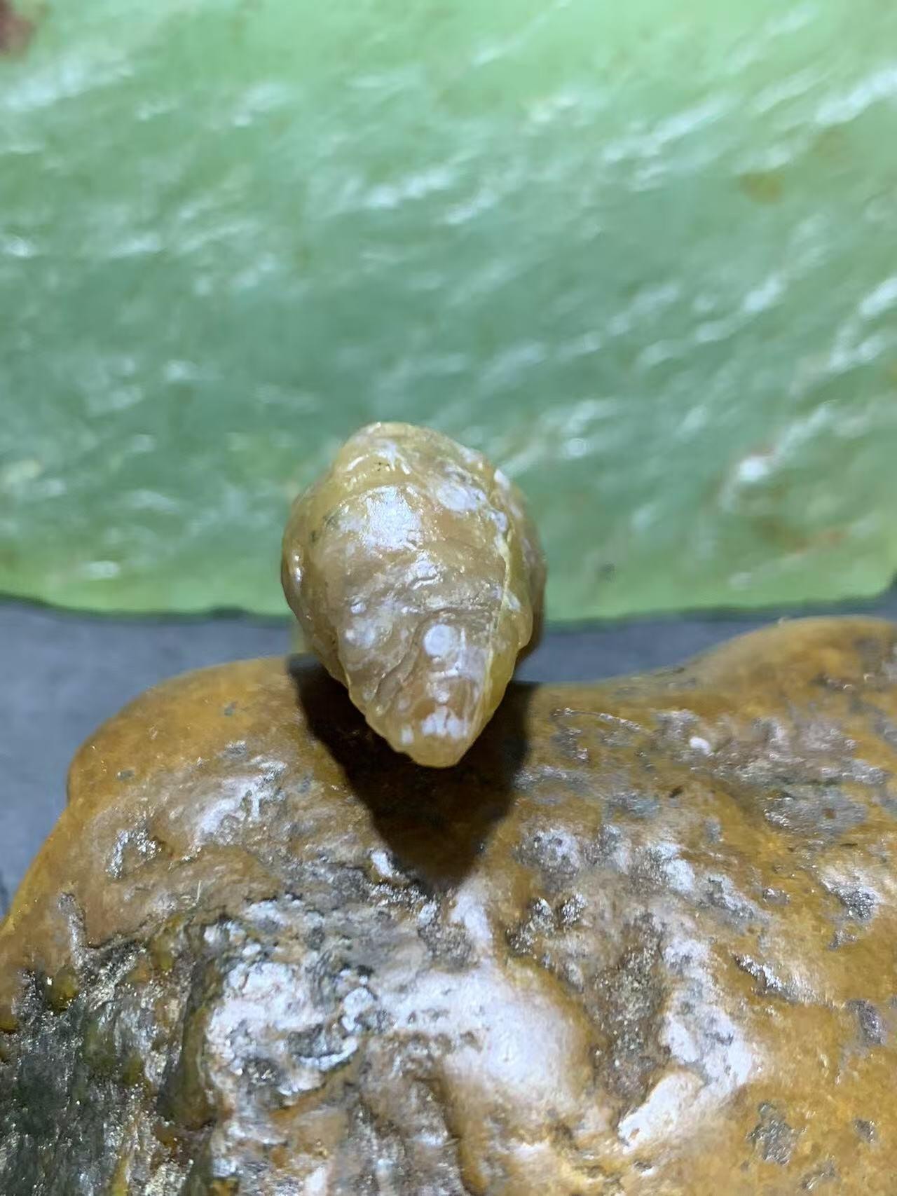 精美阿拉善玛瑙糖心料管状筋脉石原石一颗，