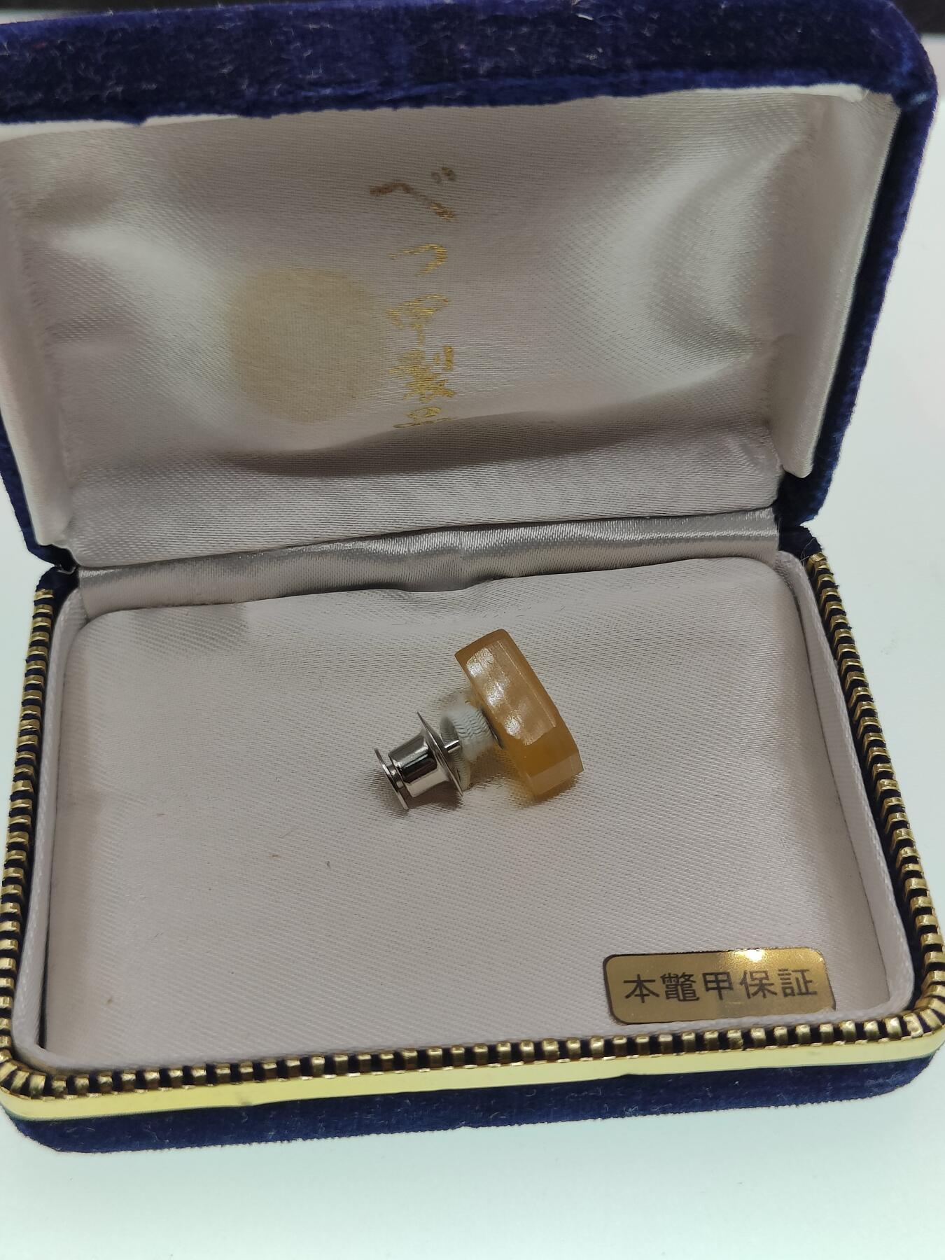 0元起拍勋章 第274期 咸鱼国勋章拍卖专场 7月6日（周日）下午6：00开始 日本中古蛋白质宝石胸针带盒