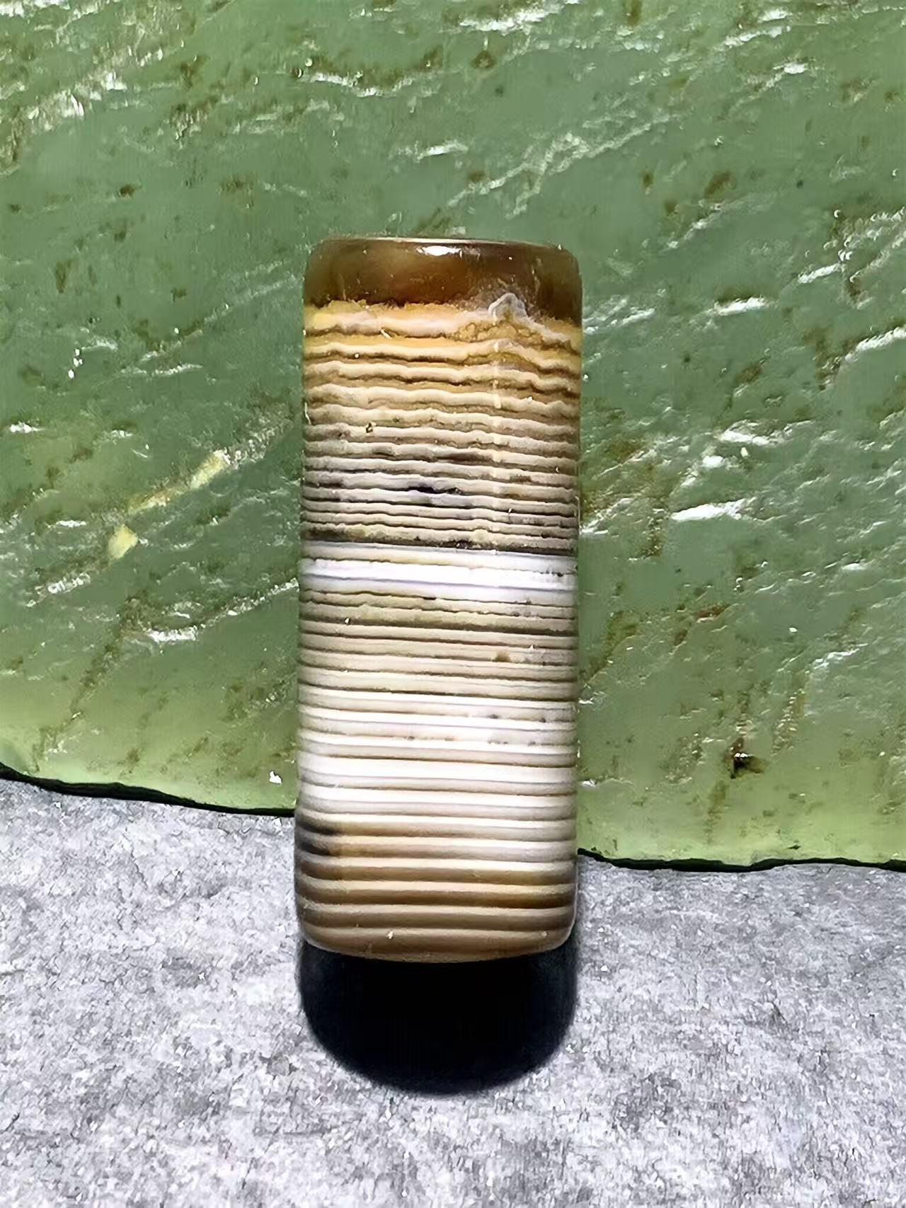 精美千层纹缠丝玛瑙直桶，桶珠一个，