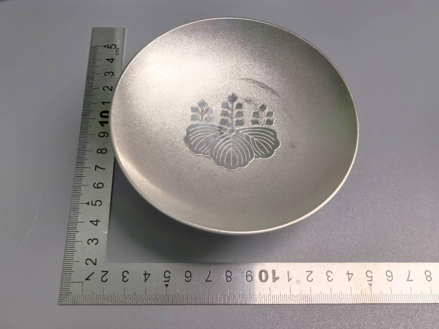 小驴勋章奖章收藏7月5日星期六晚18点拍卖（有偿代拍送拍规则在简介最后，参拍须阅读规则后再参拍，关系到运费包装发货时效真假辨别等关键信息，个人微信码在最后一个拍品） 桐叶图案锡大酒杯，教育委员会