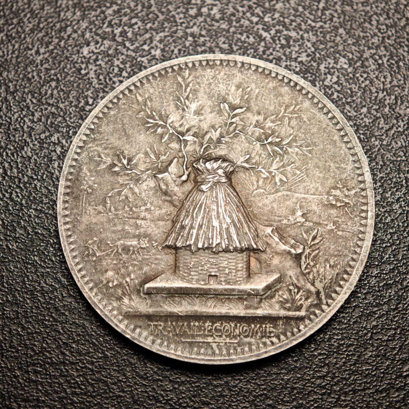 【德藏】世界币章拍卖第136期（拍品征集中~欢迎藏友联系） 1894年 法国巴黎储蓄银行纪念银章代用币 丰饶角边铭 深包浆 状态安逸 直径约：31.9mm；重约：15.7g